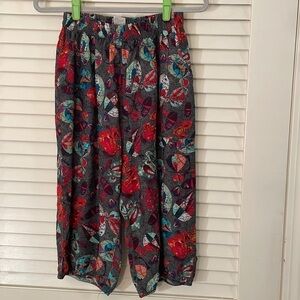 Senada & Korea Fun Bold Color Abstract Print Drop Crotch Pockets Bowed Capris